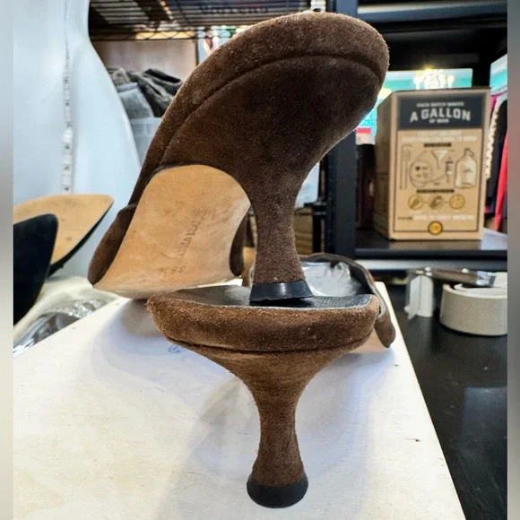 EUC Manolo Blahnik Brown Suede Kitten Heel Pointy Toe Slides- EU Size 38.5 - Picture 6 of 11